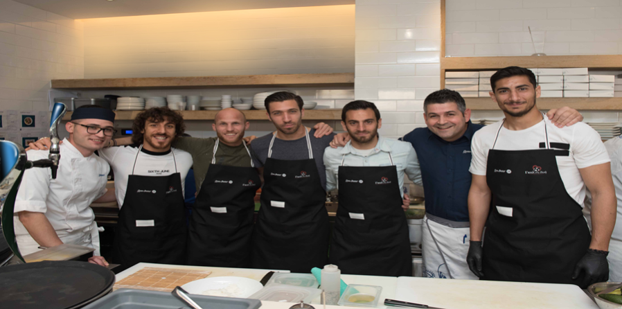 Διεθνείς ποδοσφαιριστές έπιασαν… δουλειά στα εστιατόρια Ocean Basket